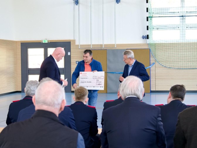 gemeinde-echem-scheckuebergabe